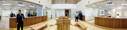  正面玄関から1階ロビーを見る
