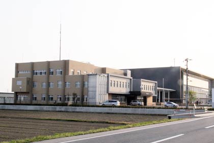手前の左が燕警察署新庁舎、右奥が燕市の新庁舎