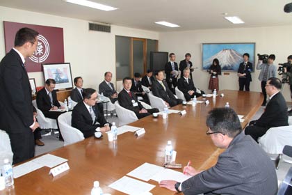 岩手県の千葉茂樹副知事と震災がれきの広域受け入れを表明した県内5市の市長らが懇談