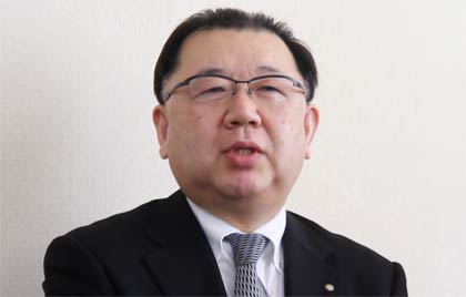 インタビューに答える千葉副知事