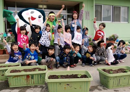  「グリーンカーテンプロジェクト2013」に参加してゴーヤの苗植えを行った月岡保育所