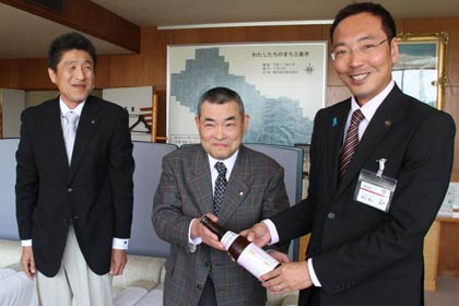  栄然酒会が同会発足二十周年記念酒、「越乃しらさぎ」の長期熟成酒発売で三条市長を表敬