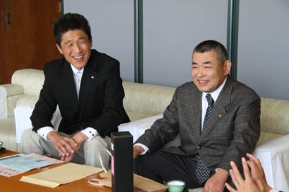 栄然酒会の会長の渡辺さん(右)と 事務局の近藤さん