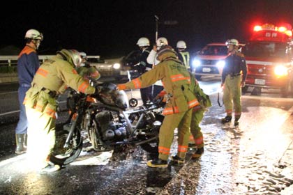 10日夜、石上大橋の国道8号側のたもとで炎上したバイク
