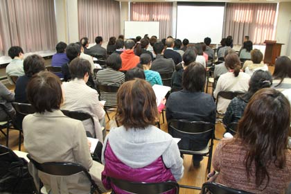 「子どもの未来を創る会」が開いた講演会「ボクが生きる意味って何？」に約60人が参加した