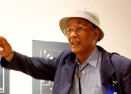 2010年6月6日、燕市産業史料館で開かれた捧武写真展「煙管職人・野島厚次と煙草をめぐる風景」の作品解説会で作品解説を行う在りし日の捧武さん
