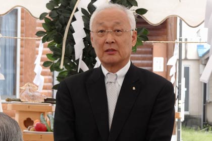 学校創立100周年記念事業実行委員会の会長、川崎国雄同窓会長があいさつ
