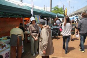 「三条祭り」前の大売り出しの二・七の市に三条マルシェがコラボレーション、好天に恵まれてにぎわう