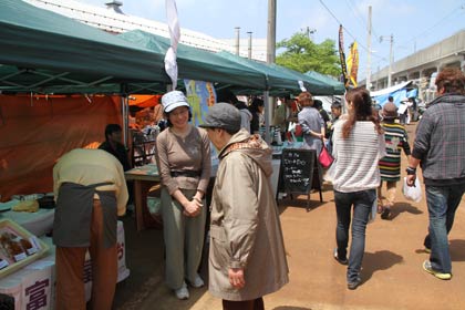 三条祭り前の二・七の市に三条マルシェがコラボレーション