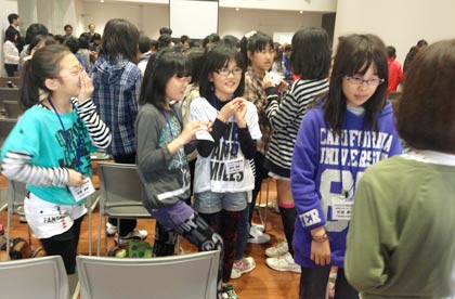 さっそく覚えてる限りの単語を使って英語で自己紹介しあう小学生