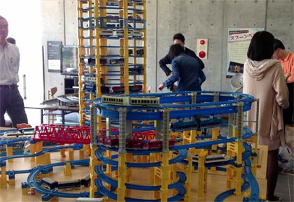 新潟大学鉄道研究部によるNゲージとプラレールの走行会