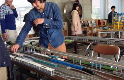  新潟大学鉄道研究部によるNゲージとプラレールの走行会