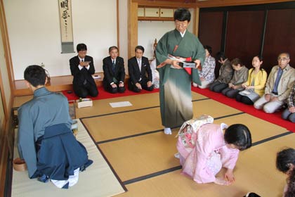 県指定天然記念物「八王寺の白藤」のある安了寺で恒例の白藤茶会