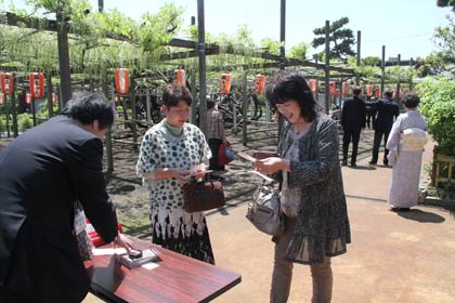  茶席券を購入する市民