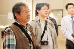 「捧武写真展～電鉄のある風景」が開かれている燕市産業史料館を訪れた秋山庄太郎写真芸術館の上野館長(左)