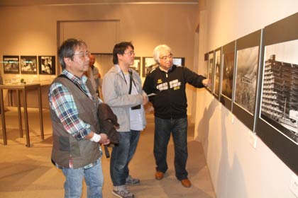 捧さんが電鉄を撮影したモノクロ写真を鑑賞