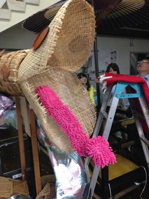 三条市役所第二庁舎で職員が傘鉾を製作