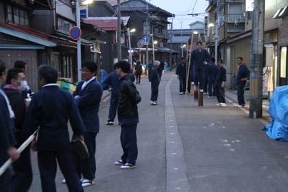 すでに八幡宮境内は露店の設営が完了