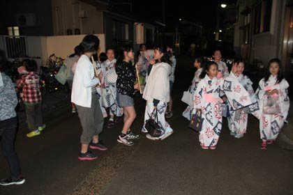 横町万灯組の練習に子どもたちがぱらぱらと集まってくる