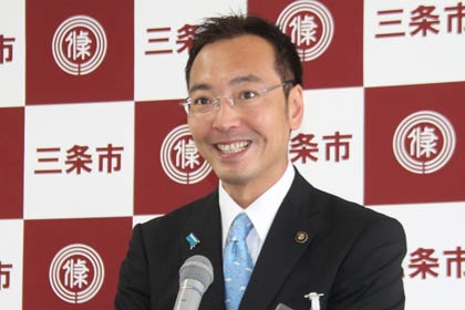 定例記者会見を行う国定三条市長