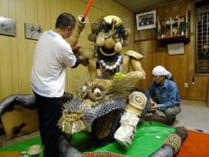 13日夜行われた本町2丁目の旧田町「田町かさぼこ会」の仕上げ作業