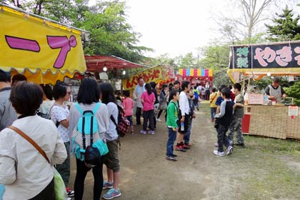 露店が並んで子どもたちでにぎわう八幡宮境内