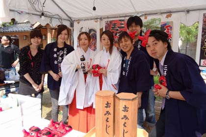 境内で白足袋や天狗の面、絵馬など開運グッズを販売する三条祭り若衆会