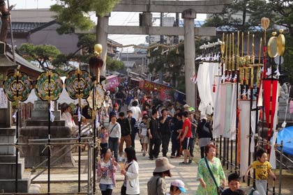  鳥居の前には大名行列で運ぶ道具が並ぶ
