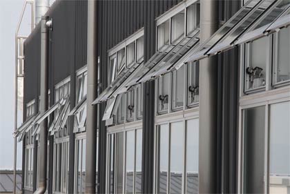 屋上に設置された庁舎内の熱を外へ逃がす揺れる窓