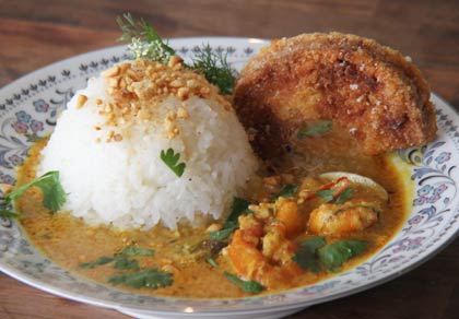 カレーとスパイス料理の店「くぅ象」が15日、新発売する「弥彦山ココカリー」