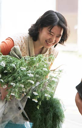  ご近所さんとあいさつする井上さん
