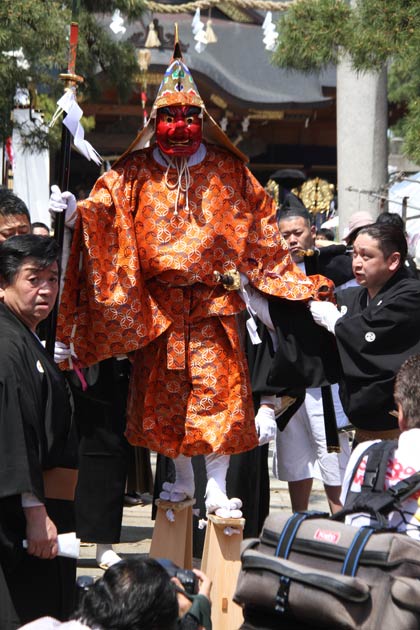  八幡宮を出発した道祖神の天狗