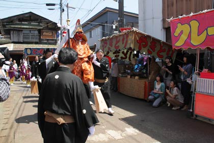 沿道には見物客がいっぱい