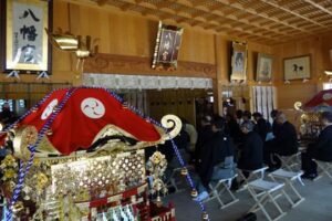 15日の三条祭り、朝は八幡宮の春季大祭の神事が行われ、境内では傘鉾コンクール