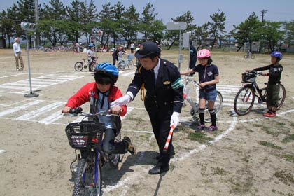  15日、燕北小学校で行われた自転車安全教室