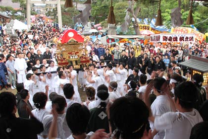  八幡宮で行われた舞い込み、みこしが拝殿へ