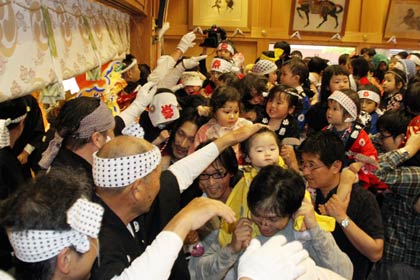  拝殿でてんぐや道祖神から頭をなでてもらって無病息災を祈る