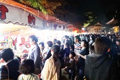 にぎわう境内の露店