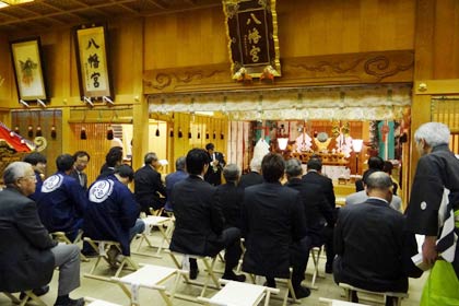 14日夜、八幡宮拝殿で行われた宵宮祭