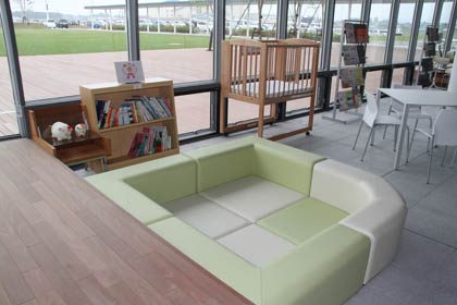 燕市の新庁舎が「赤ちゃんの駅」になり、1階に設置されたベビーベッドなど