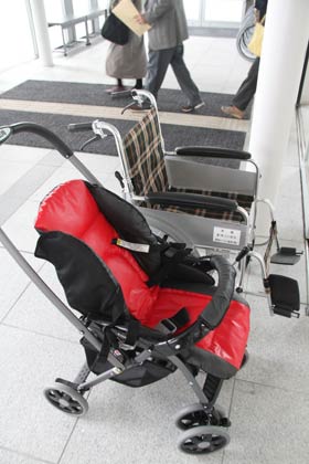 正面玄関には車いすと並んで貸し出し用ベビーカー
