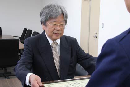 中村署長から感謝状を受ける穂苅さん