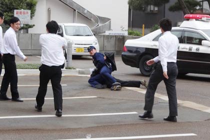 署員が犯人を追いかけて逮捕