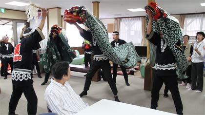 グループホーム仲町で3獅子がそろい踏みで舞う