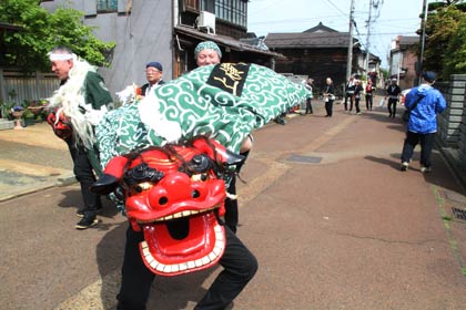 家から家へと門付けに回る