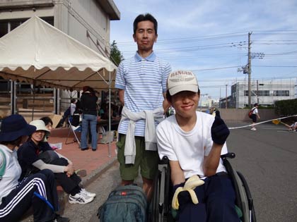 3年生小林良樹君も車いすでゴール