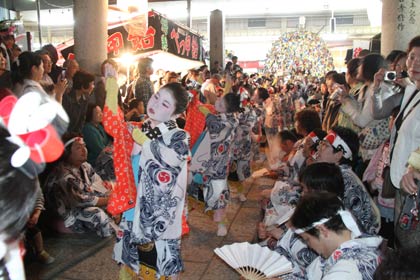 戸隠神社境内で木場小路万灯組が下座
