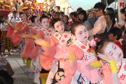戸隠神社境内で横町万灯組が下座