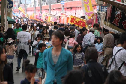 近年にない大勢の人出でにぎわった