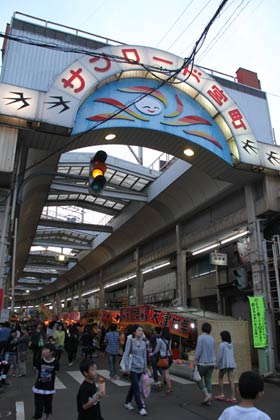 アーケードの下で行われる戸隠神社の春まつりはことしが最後かもしれない